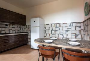 Sunday Resort في غيراكيني: مطبخ مع طاولة مع كراسي وثلاجة