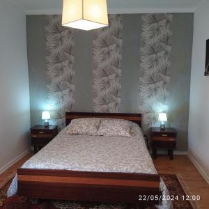Oeste Casa في Vale Covo: غرفة نوم مع سرير وطاولتين ليليتين مع مصابيح
