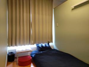 Oda的住宿－Yunotsu Fureaikan - Vacation STAY 01037v，一间卧室配有床和带窗帘的窗户
