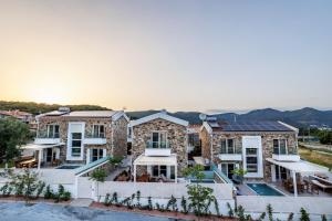 伊拉克里薩的住宿－Petritis Villas，享有带游泳池的房屋的空中景致