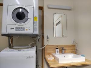 Oda的住宿－Yunotsu Fureaikan - Vacation STAY 01037v，一间带洗衣机和水槽的浴室