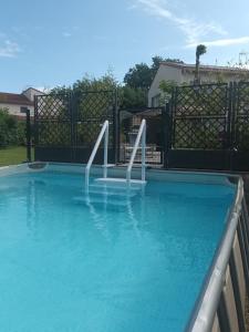 una piscina con 2 chorros de agua. en Gîte ma vie là avec jacuzzi privatif en Saint-Julien-de-Cassagnas