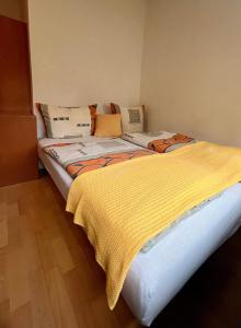 Postel nebo postele na pokoji v ubytování Wohnung Mosesbrunnen + 1 fotografie