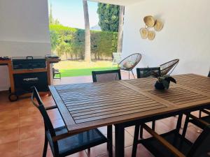 Fotografie z fotogalerie ubytování Impeccable large apartment with immense terrace and private garden overlooking the mountain, featuring 2 bedrooms and sleeping up to 4 guests located 100 meters from Plaza Maestranza v destinaci Marbella