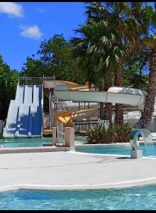 Gambar di galeri bagi Mobil home 4 pers ombragé climatisé camping Marvilla parc AGDE di Agde