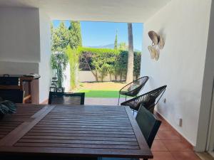 Posezení v ubytování Impeccable large apartment with immense terrace and private garden overlooking the mountain, featuring 2 bedrooms and sleeping up to 4 guests located 100 meters from Plaza Maestranza