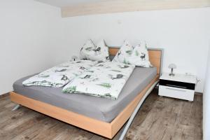Postel nebo postele na pokoji v ubytování Tanja's Kaiserdomizil