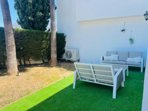 Zahrada ubytování Impeccable large apartment with immense terrace and private garden overlooking the mountain, featuring 2 bedrooms and sleeping up to 4 guests located 100 meters from Plaza Maestranza