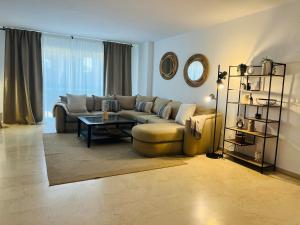 Posezení v ubytování Impeccable large apartment with immense terrace and private garden overlooking the mountain, featuring 2 bedrooms and sleeping up to 4 guests located 100 meters from Plaza Maestranza