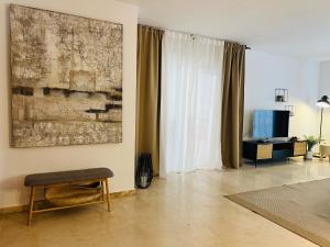 TV a/nebo společenská místnost v ubytování Impeccable large apartment with immense terrace and private garden overlooking the mountain, featuring 2 bedrooms and sleeping up to 4 guests located 100 meters from Plaza Maestranza