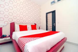 Postel nebo postele na pokoji v ubytování Hotel O Sangam Resort