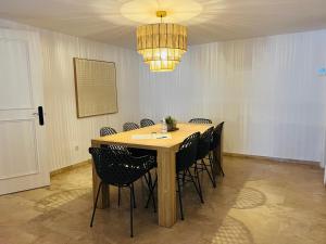 Fotografie z fotogalerie ubytování Impeccable large apartment with immense terrace and private garden overlooking the mountain, featuring 2 bedrooms and sleeping up to 4 guests located 100 meters from Plaza Maestranza v destinaci Marbella