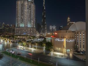 杜拜的住宿－Luxurious Stylish Apartments Across Dubai Mall Burj Khalifa City Views，享有夜间城市景观和建筑