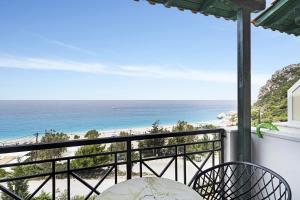 balcón con vistas a la playa en Sunset Premium Studio 7, en Agios Nikitas