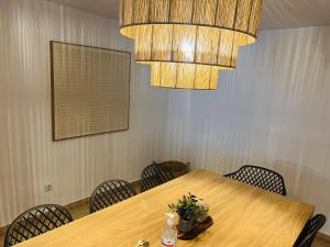 Fotografie z fotogalerie ubytování Impeccable large apartment with immense terrace and private garden overlooking the mountain, featuring 2 bedrooms and sleeping up to 4 guests located 100 meters from Plaza Maestranza v destinaci Marbella