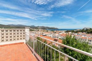 a view of the city from the balcony of a house at La Farella 63 apartamento con terraza y vistas in Girona