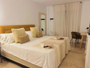 Postel nebo postele na pokoji v ubytování Impeccable large apartment with immense terrace and private garden overlooking the mountain, featuring 2 bedrooms and sleeping up to 4 guests located 100 meters from Plaza Maestranza
