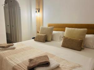 Postel nebo postele na pokoji v ubytování Impeccable large apartment with immense terrace and private garden overlooking the mountain, featuring 2 bedrooms and sleeping up to 4 guests located 100 meters from Plaza Maestranza