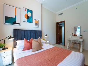 um quarto com uma cama grande e uma secretária em Luxe Apartments near Dubai Mall Burj Khalifa Pool Gym Parking em Dubai