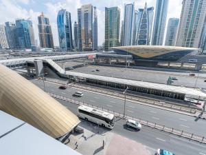 une rue urbaine avec des bus et des voitures sur une autoroute dans l'établissement Dubai Marina Stunning Huge 4 Bedroom Apts Near JBR Gym Pool Parking, à Dubaï