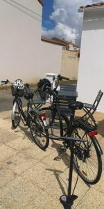 un grupo de bicicletas estacionadas junto a un banco en Maison proche centre, gare, aux Sables d'olonne, en Les Sables-dʼOlonne