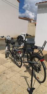 a group of bikes parked next to a bench at Maison proche centre, gare, aux Sables d'olonne in Les Sables-dʼOlonne