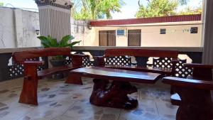 un banc en bois posé au sommet d'un balcon dans l'établissement Topaz Bed & Breakfast Hotel, à San Jose