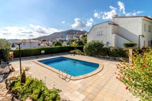 una piscina en un patio al lado de una casa en La Farella La Coma 65 Apartamento con vistas mar, en Girona