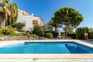 ein Swimmingpool vor einem Haus in der Unterkunft La Farella-Coma 66 - Apartamento con piscina comm in Girona