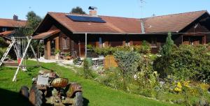 Eurasburg的住宿－Ihr Urlaub 2023 Ferienwohnung Eurasburg im Loisachtal Tölzer Land，房屋前花园中的旧拖拉机