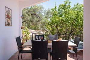 een eetkamer met een tafel en stoelen op een balkon bij Villa Mimosa in Cómpeta