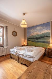 Un pat sau paturi într-o cameră la Casa Carina in Cortina d Ampezzo