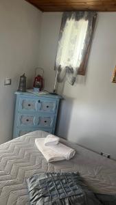 Perrero的住宿－La betulla，一间卧室配有一张床、一个梳妆台和一扇窗户。