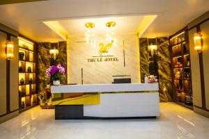 vestíbulo de un hotel con recepción en THƯ LÊ Hotel en Cao Lãnh