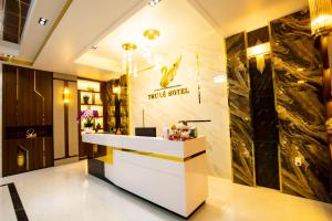vestíbulo de un hotel con mostrador de recepción en THƯ LÊ Hotel en Cao Lãnh