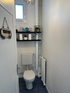 a small bathroom with a toilet and a window at Maison de ville plein centre, 3 étoiles, à 200m de la plage, parking privé, WIFI in Royan +11 photos