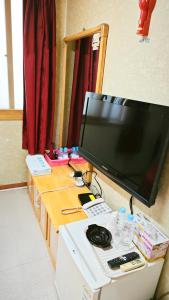 TV a/nebo společenská místnost v ubytování Eve motel