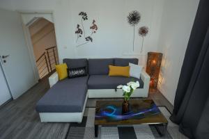 Posezení v ubytování Exceptional Apartment Juniper, FIRST ROW TO THE SEA + 37 fotografií