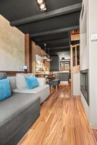uma sala de estar com um sofá e uma mesa em IRAIDA - Precioso duplex en Lanuza em Lanuza