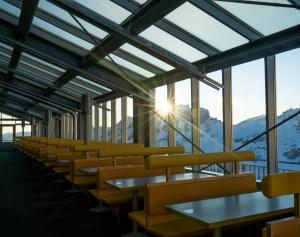 Nespecifikovaný výhled na hory nebo výhled na hory při pohledu z hotelu