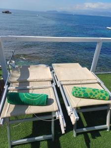 twee stoelen en een tafel op het dek van een cruiseschip bij Villa Celeste in Cagliari