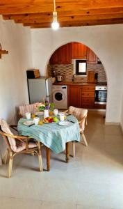 una cocina con una mesa con comida. en Yiannis Village house en Asklipiḯon