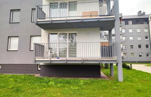 um edifício de apartamentos com uma varanda ao lado em Apartament Warneńczyka Mielec em Mielec