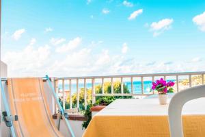 Balkón nebo terasa v ubytování Resort Rocca di Vadaro - Beachfront Apartments, Rooms & Suites + 37 fotografií