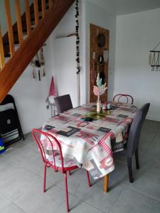 uma mesa de jantar com uma toalha de mesa em Petit appartement à la campagne proche mer em Missillac