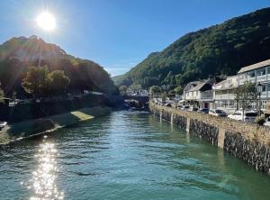 Un río en un pueblo con un puente y edificios. en Rock Pipit, Moor and Sea Holidays, five minutes drive to the sea, en Lynton
