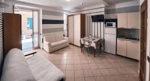 A kitchen or kitchenette at Residence Corallo