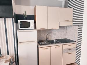 A kitchen or kitchenette at Residence Corallo