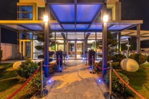 貝拉內的住宿－盧卡酒店，前面有蓝色灯光的建筑