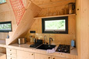 una cocina en una casa pequeña con fregadero en Tiny House Pioneer 2 - Salemer See, en Salem